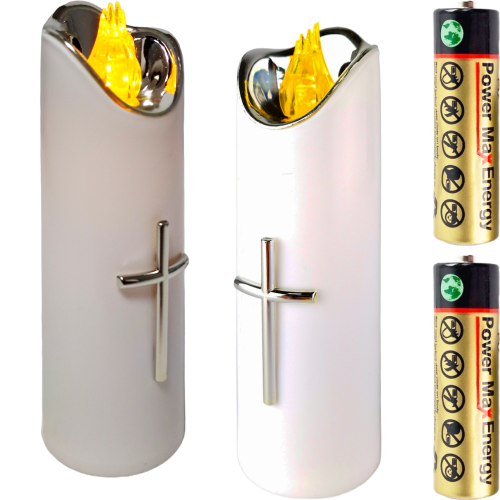 Świeczka biała led z srebrnym krzyżem, żółtym płomieniem,  z bateriami. Wysokość 17 cm średnica 5 cm