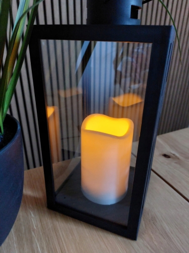 LATARAENKA-CZARNA-26-5-CM-KRZYZ-MODLITWA-WIECZNY-ODPOCZYNEK-LED-SWIECZKA-Wysokosc-produktu-26-5-cm.jpg