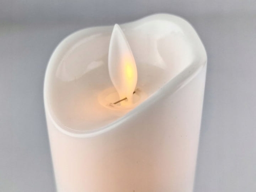 SWIECZKA-LED-WKLAD-DO-ZNICZA-ZNICZY-RUCHOMY-PLOMIEN-NA-BATERIE-SWIECA-15cm-Marka-Cortina.jpg