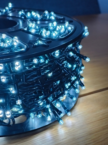 LAMPKI-CHOINKOWE-1000-LED-ZEWNETRZNE-SWIATELKA-SZPULA-ZIMNY-BIALY-CHOINKA-Marka-Cortina.jpg
