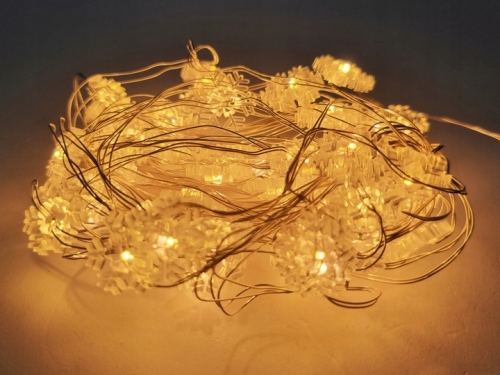 LAMPKI-DRUCIKI-50-MIKRO-LED-NA-BATERIE-DEKORACYJNE-CIEPLY-BIALY-SNIEZYNKI-Stan-opakowania-oryginalne.jpg