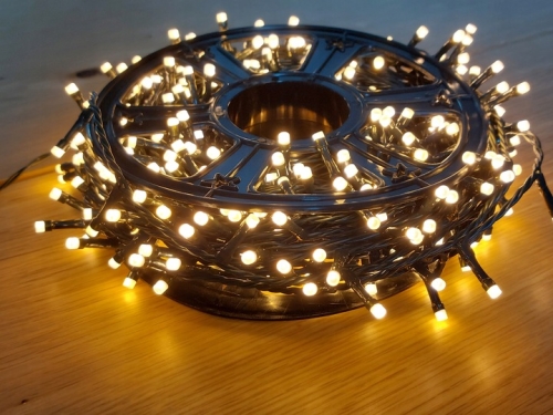 LAMPKI-CHOINKOWE-400LED-SZPULA-CIEPLY-BIALY-CHOINKA-PILOT-PRZYCIEMNIENIE-Kod-producenta-Lampki-400-led-cieply-bialy.jpg