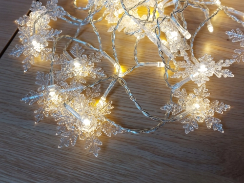KURTYNA-SWIETLNA-SNIEZYNKI-95-LED-SWIATECZNA-LAMPKI-CIEPLY-BIALY-CHOINKA-Kod-producenta-KURTYNA-95-LED-SNIEZYNKI (1).jpg