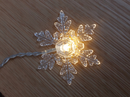 KURTYNA-SWIETLNA-SNIEZYNKI-95-LED-SWIATECZNA-LAMPKI-CIEPLY-BIALY-CHOINKA-Marka-Cortina (1).jpg