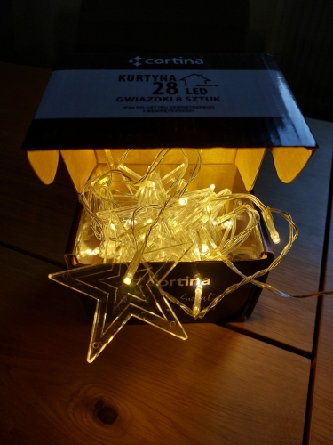 LAMPKI-ZEWNETRZNE-GIRLANDA-GWIAZDKI-WISZACE-28-LED-OZDOBNE-GWIAZDA-Kod-producenta-KURTYNA-GWIAZDKI-28-LED.jpg