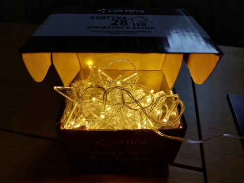 LAMPKI-ZEWNETRZNE-GIRLANDA-GWIAZDKI-WISZACE-28-LED-OZDOBNE-GWIAZDA-Marka-Cortina.jpg