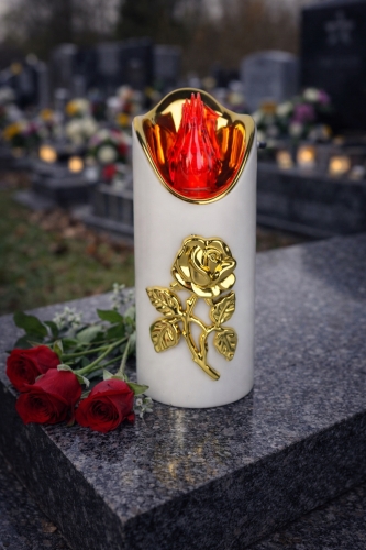Biała świeczka z złota różą oraz złotymi detalami, płomień czerwony. Wysokość : 12,5 średnica 5 cm. Wkład położony na kamiennej granitowej płycie