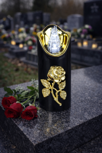 Czarna świeczka z złota różą oraz złotymi detalami, płomień biały. Wysokość : 12,5 średnica 5 cm. Wkład położony na kamiennej granitowej płycie