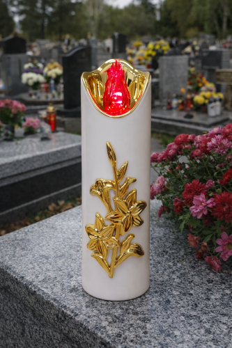 biała świeczka z złota różą oraz złotymi detalami, płomień czerwony. Wysokość : 17,5 cm średnica 5 cm. Wkład położony na kamiennej granitowej płycie