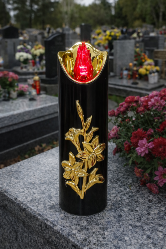 czarna świeczka z złota różą oraz złotymi detalami, płomień czerwony. Wysokość : 17,5 cm średnica 5 cm. Wkład położony na kamiennej granitowej płycie