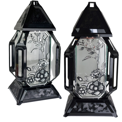 duży szklany znicz z motywem srebrnych kwiatów, czarna podstawa oraz czarny kapturek