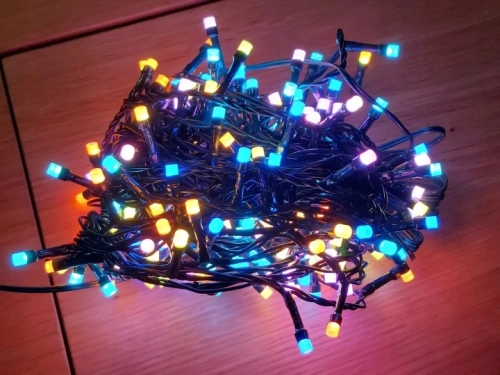LAMPKI-CHOINKOWE-200-LED-9w1-9-KOLOROW-IP44-PROGRAMATOR-NA-CHOINKE-BIALE-Liczba-lampek-101-200_8_11zon.webp